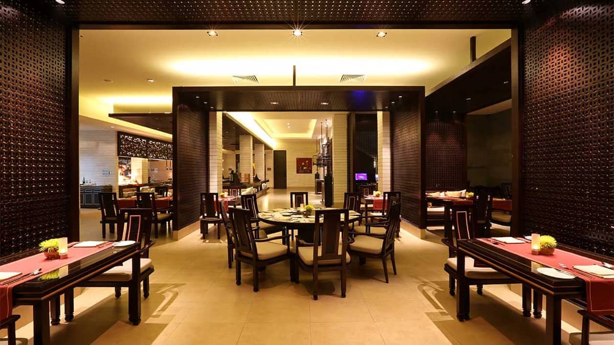 Nhà hàng WaterCourt ẩm thực Pháp và Việt Nam.