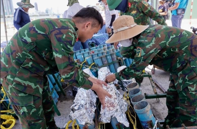 Đội pháo hoa chủ nhà Việt Nam lắp pháo cho trận thi đấu đêm khai mạc