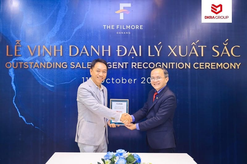 Đại diện Chủ đầu tư Filmore Development trao tặng danh hiệu "Đại lý xuất sắc" cho đại diện DKRA Realty